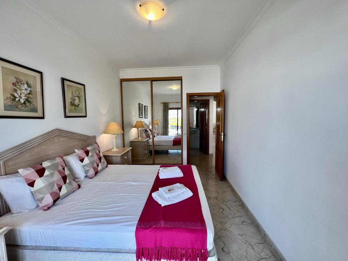 Appartamento Quarteira Elegant With Pool By Homing Esterno foto