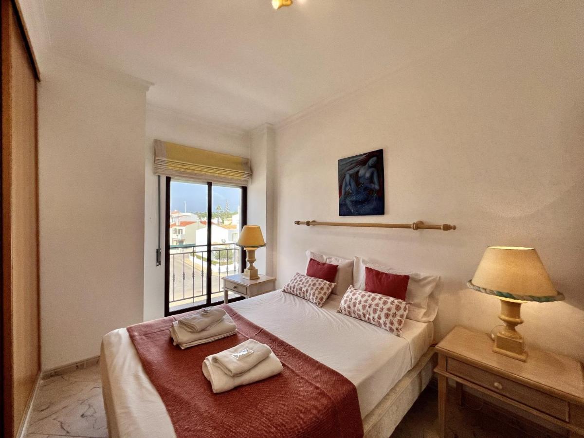 Appartamento Quarteira Elegant With Pool By Homing Esterno foto