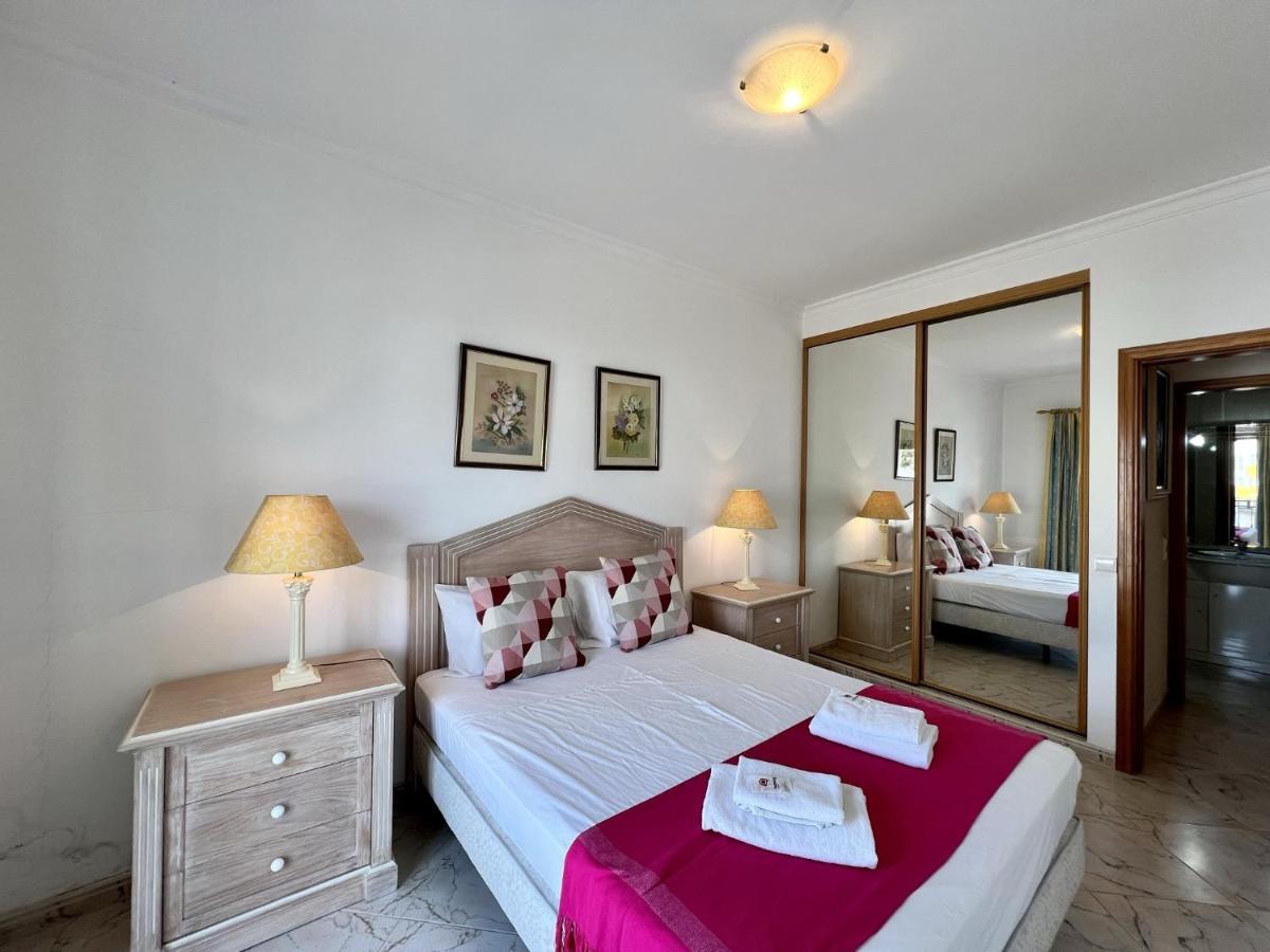 Appartamento Quarteira Elegant With Pool By Homing Esterno foto