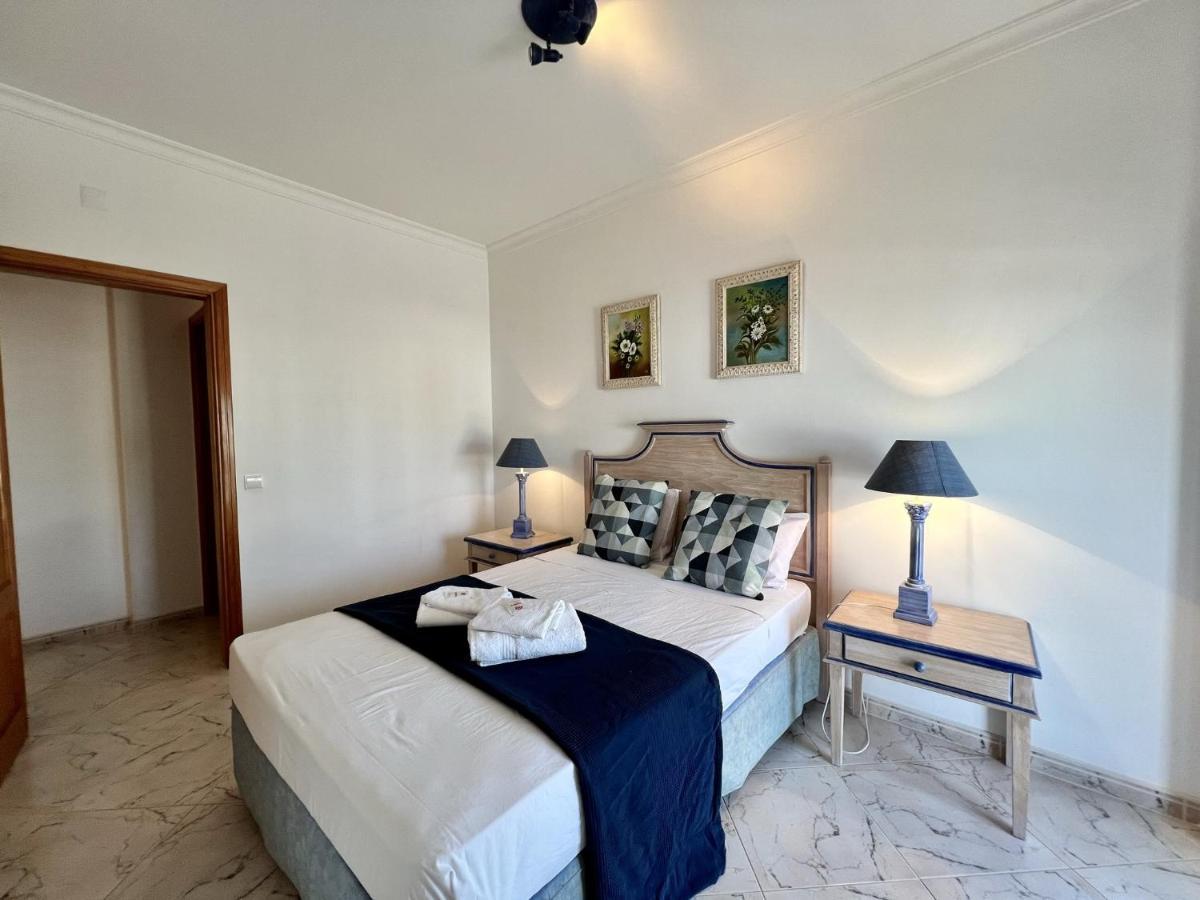 Appartamento Quarteira Elegant With Pool By Homing Esterno foto