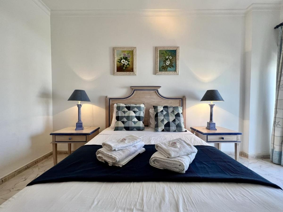Appartamento Quarteira Elegant With Pool By Homing Esterno foto