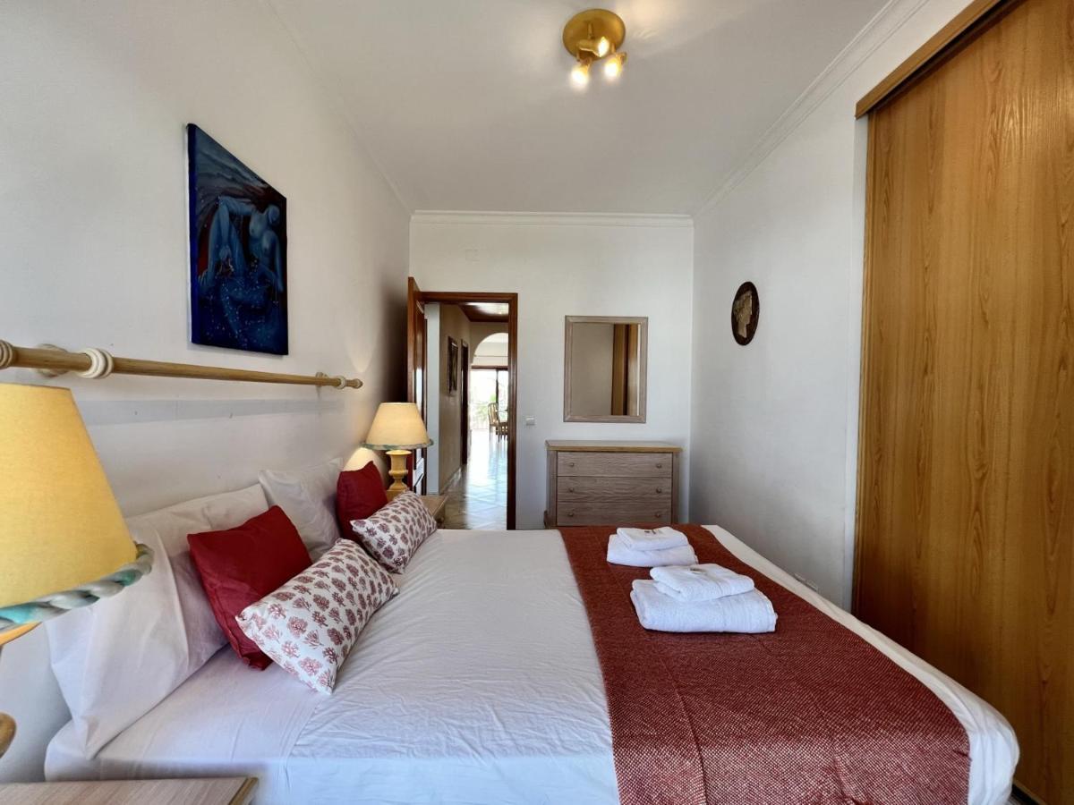 Appartamento Quarteira Elegant With Pool By Homing Esterno foto