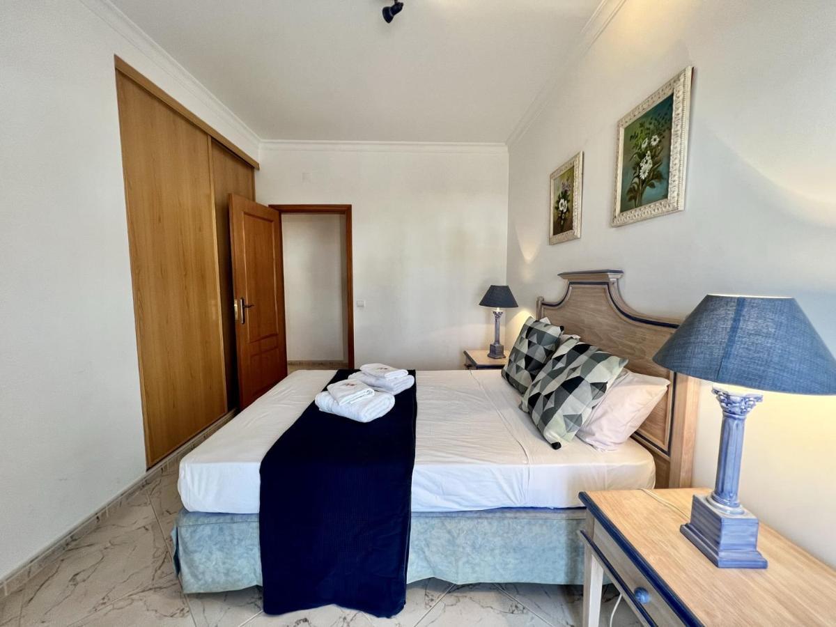 Appartamento Quarteira Elegant With Pool By Homing Esterno foto